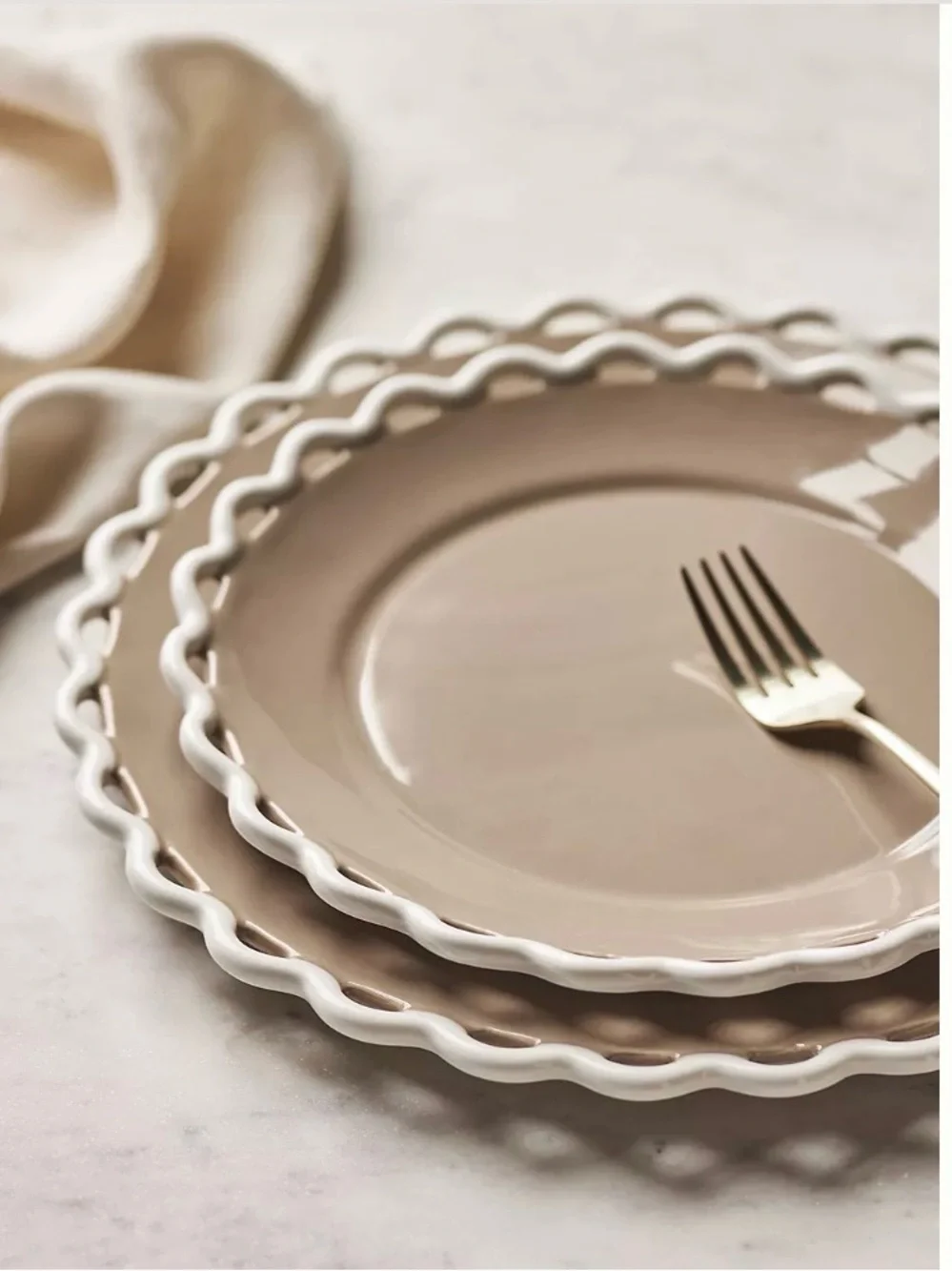 Anthropologie sasha 11” dinner plate scalloped fringe Neutral / white set of 4 - Picture 2 of 8